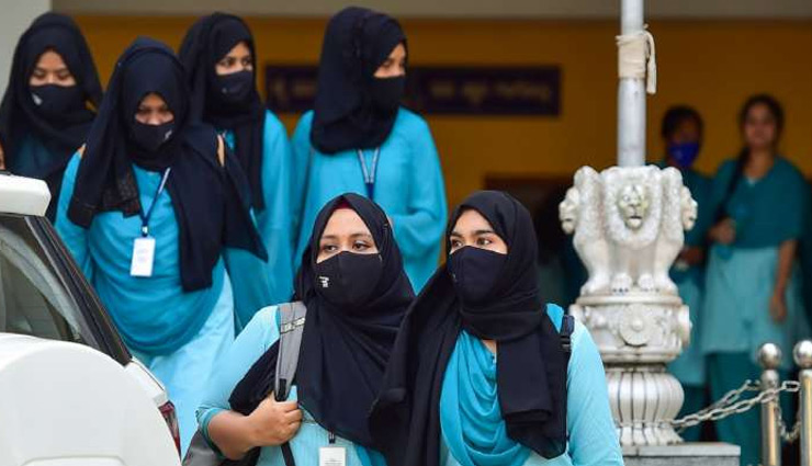 हिजाब विवाद: कर्नाटक हाईकोर्ट के फैसले को सुप्रीम कोर्ट में दी गई चुनौती, होली की छुट्टियों के बाद होगी सुनवाई