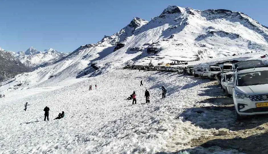 पहाड़ों पर गिरी बर्फ से कांपे मैदान, उत्तराखंड-हिमाचल समेत 10 राज्यों में बारिश और ठंड का अलर्ट