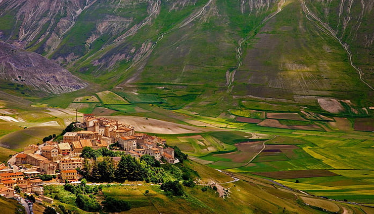 hilltop towns,hilltop towns you must visit,eze,france,castelluccio,italy,calcata,motovun,croatia,calitri