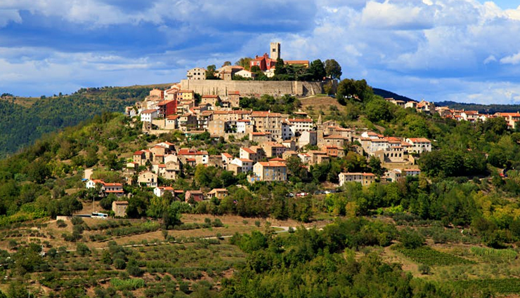 hilltop towns,hilltop towns you must visit,eze,france,castelluccio,italy,calcata,motovun,croatia,calitri