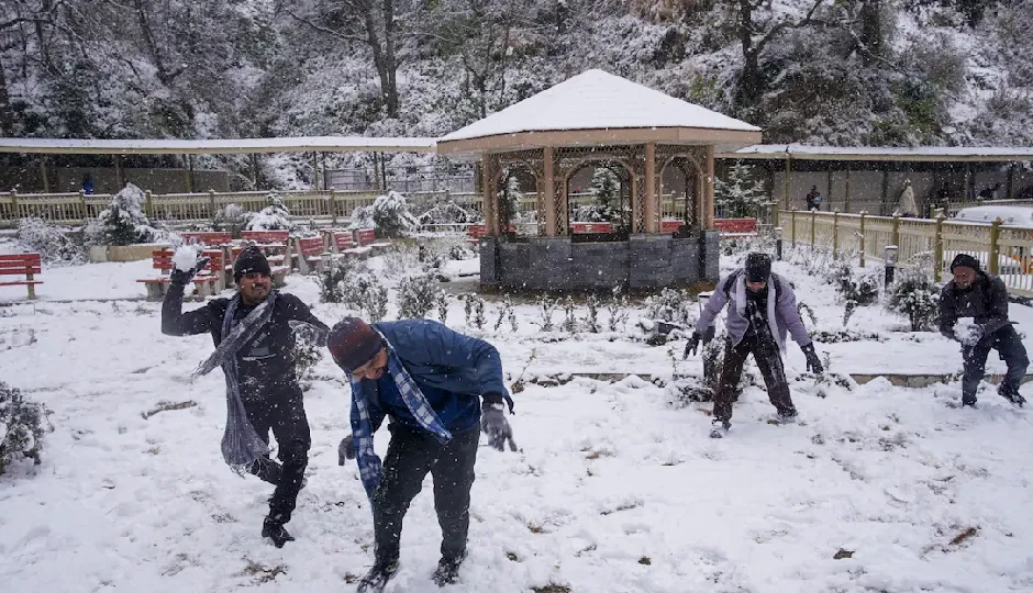 हिमाचल-कश्मीर में ताजा बर्फबारी से सैलानियों में उत्साह, यूपी-पंजाब में घना कोहरा; दिल्ली-एनसीआर की हवा फिर बिगड़ी