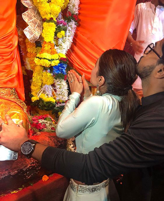 अपने ब्वॉयफ्रेंड रॉकी के साथ लालबागचा राजा के दर्शन करने पहुंची हिना खान, देखे तस्वीरे bollywood,rocky jaiswal,hina khan,lalbaugcha raja,ganesh chaturthi 2018