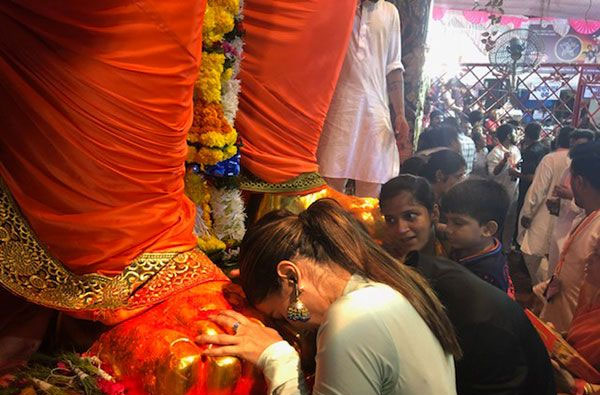 अपने ब्वॉयफ्रेंड रॉकी के साथ लालबागचा राजा के दर्शन करने पहुंची हिना खान, देखे तस्वीरे bollywood,rocky jaiswal,hina khan,lalbaugcha raja,ganesh chaturthi 2018