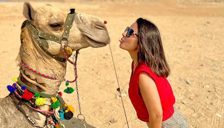 Egypt के रेगिस्तान में हिना खान ने की ऊंट संग मस्ती, तस्वीरें शेयर कर बोलीं- 'परफेक्ट साथी'