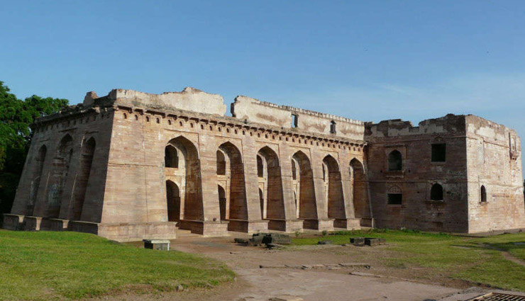 10 amazing places to explore in mandu,tourist attractions in mandu,historical monuments in mandu,jahaz mahal mandu,hathi mahal mandu,rani roopmati’s pavilion mandu,baz bahadur’s palace mandu,hindola mahal mandu,bagh caves mandu,hoshang shah’s tomb mandu,jami masjid mandu,munja talao mandu,rewa kund mandu,best places to visit in mandu,mandu tourist guide,things to do in mandu