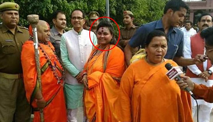 महात्मा गांधी की पुण्यतिथि पर उनकी हत्या का सीन रिक्रिएट करने वाली हिंदू महासभा की नेता बीजेपी के दिग्गज नेताओं के साथ