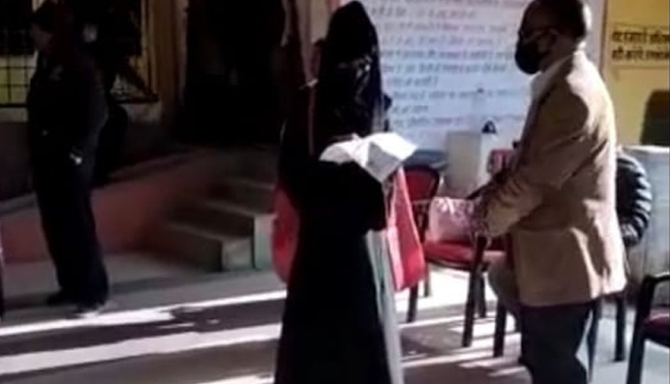 MP News: परीक्षा देने हिजाब पहनकर पहुंची छात्रा, छात्रों ने किया विरोध, पढ़े पूरा मामला
