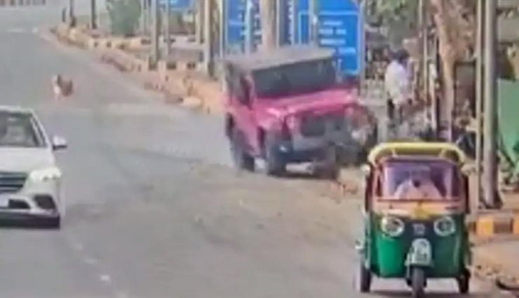 Delhi Hit & Run: तेज रफ्तार कार ने सड़क किनारे जा रहे एक शख्स को कुचला, देखें दिल दहला देने वाला वीडियो