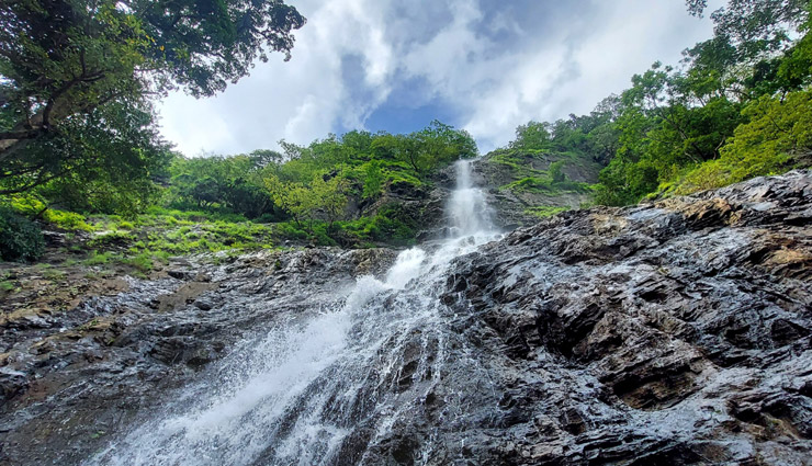 goa waterfalls,best waterfalls in goa,dudhsagar waterfall goa,beautiful waterfalls in goa,top waterfalls in goa,must-visit waterfalls goa,goa nature spots,goa trekking waterfalls,goa waterfall tour,goa hidden waterfalls,kesarval waterfall,tambdi surla waterfall,bamanbudo waterfall,kuskem waterfall,arvalem waterfall,charavane waterfall.