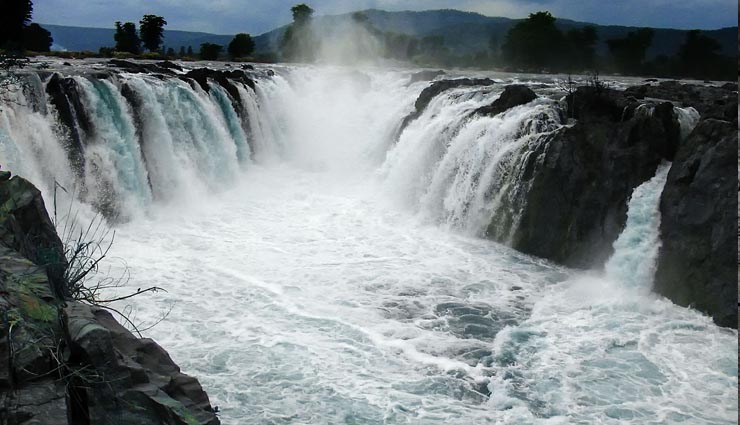 5 most beautiful places in india,hogenakkal falls,sela pass,bhedaghat,sand dunes,jaisalmer,nohkalikai falls,cherrapunji
