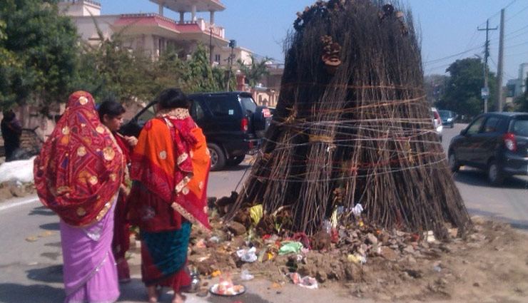 Holi 2018 : रिश्तों में मधुरता और जीवन के कष्टों के निवारण के लिए होलिका दहन के दिन करे इस प्रकार पूजा