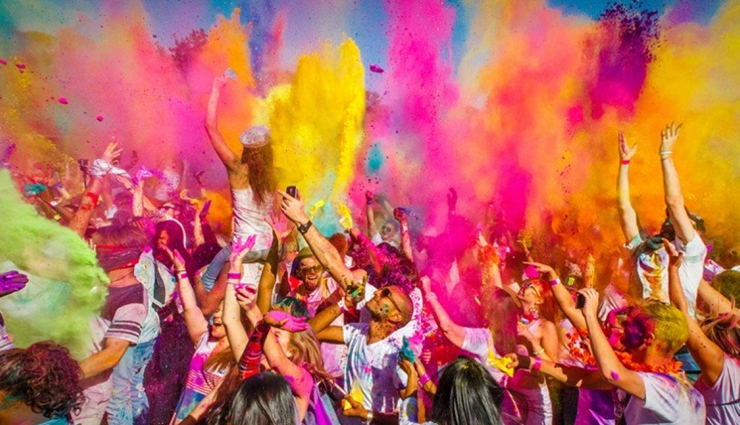 अनोखी होली जहां शरीर की खाल में घोंपी जाती है छुरी, गाड़े जाते हैं मुंह और बाजुओं के बीच सुंए 