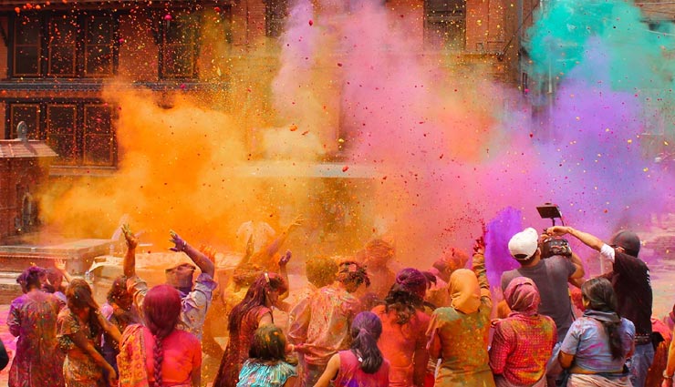 Holi Special : इस गांव में तलवारों से खेली जाती हैं होली, 200 साल से निभाई जा रही परंपरा