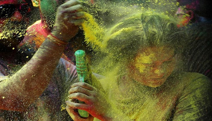 Holi 2020 : होली का रंग कर रहा आंखों को परेशान, रखें इन बातों का ध्यान 