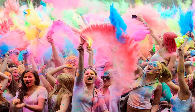 Holi Special : विदेशों में भी खेली जाती हैं होली लेकिन अपने अलग अंदाज में, जानें इसके बारे में