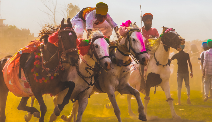 holi,types of holi,types of holi in india,phoolon ki holi,vrindavan and pushkar,royal holi,udaipur,lathmar holi,uttar pradesh,shigmo,goa,rang panchami,maharashtra,hola mohalla,punjab,dola utsav,odisha,travel,holi special