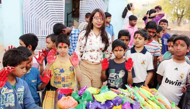 शक्ति फिल्म प्रोड्क्शन एवं स्वं. पं. राममोहन शास्त्री सेवा संस्थान के संयुक्त तत्वाधान मे 200 फिट बाइपास स्थित अनाथ आश्रम मे बच्चों के संग मनाई होली