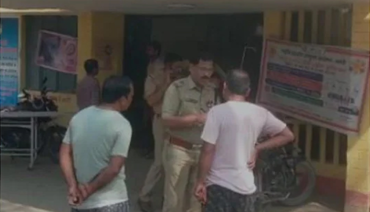 UP News: होली के बीच हुआ बवाल, अमेठी-प्रयागराज में 4 की मौत, संभल में मस्जिद पर फेंका रंग