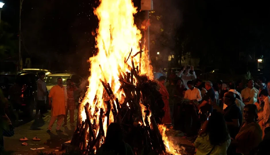 होलिका दहन क्यों है खास? जब अहंकार की ज्वाला में भस्म हुई बुराई, जानिए प्रह्लाद की अटूट भक्ति की प्रेरक कथा