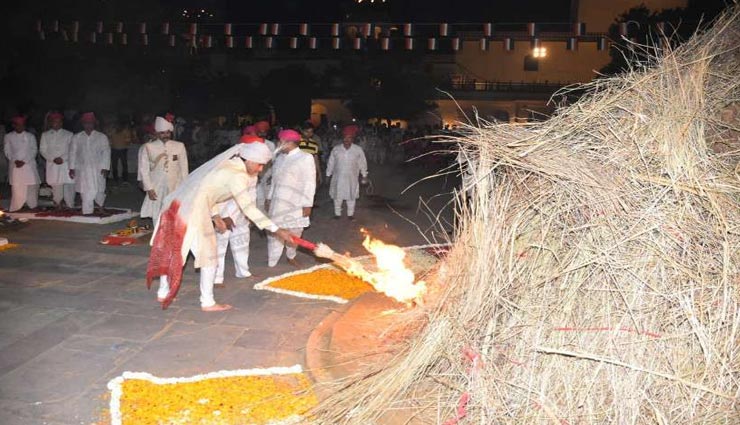 जयपुर : होली के रंगों में छाया कोरोना का साया, बिना भीड़ के होगा होलिका दहन