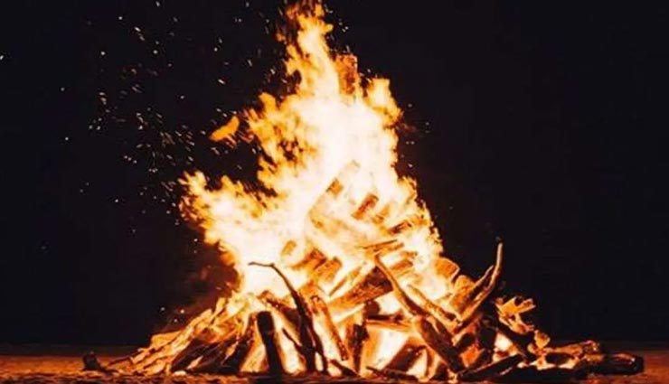 Holi 2021 : राशिनुसार होलिका दहन कर बनाए शुभ संयोग, जीवन में आएगी खुशियां astrology tips,astrology tips in hindi,holi special,holi 2021,holika dahan