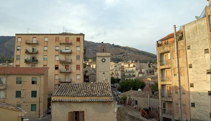 weird news in hindi,city,home,selling in 71 rupees,one dollar,italy,sicily,bivona