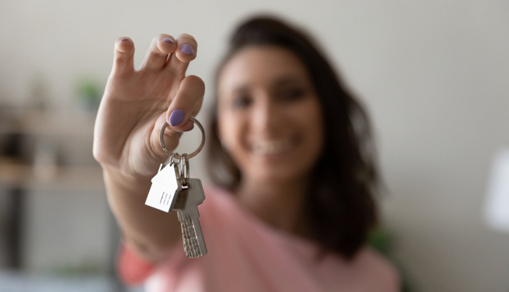 घर की मालकिन होने के बावजूद बॉयफ्रेंड से मकान का किराया वसूलती रही गर्लफ्रेंड