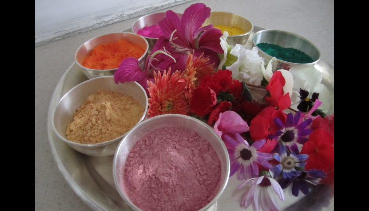 Holi Special 2019: इस होली ले प्राकृतिक रंगों का मजा, बनाए इन्हें घर पर बड़ी आसानी से 