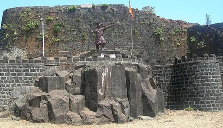 आखिर क्यों कहा जाता हैं इस दुर्ग को 'सांपों का किला', रहस्य चौंकाने वाले