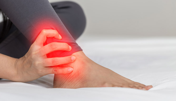 बारिश के मौसम में अक्सर रहती है एड़ी के दर्द की शिकायत, करे ये घरेलू उपाय मिलेगा फायदा