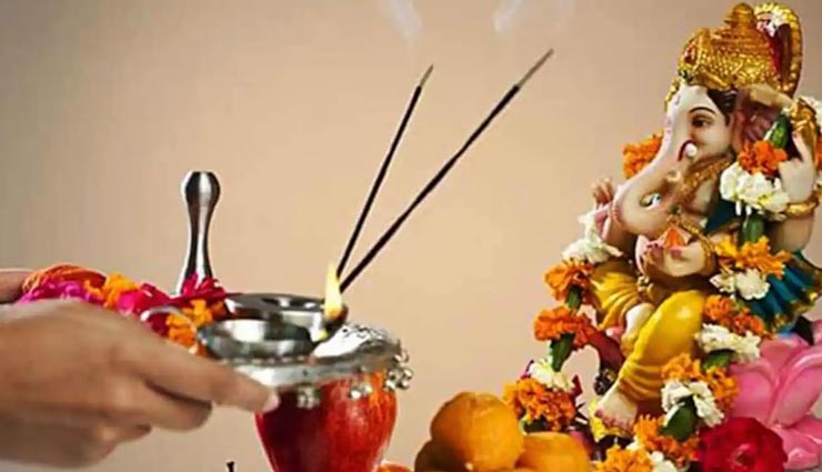 चाहते हैं बनी रहे सुख-समृद्धि, घर के मंदिर में जरूर रखें ये 5 चीजें