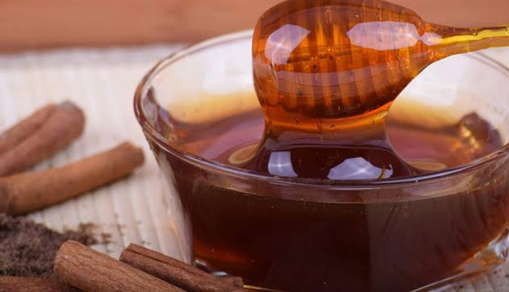 pimple in ear,remedies to treat pimple in ear,pimple problem in ear,warm compress,ice pack,honey and cinnamon,tea tree oil,turmeric,beauty,beauty tips