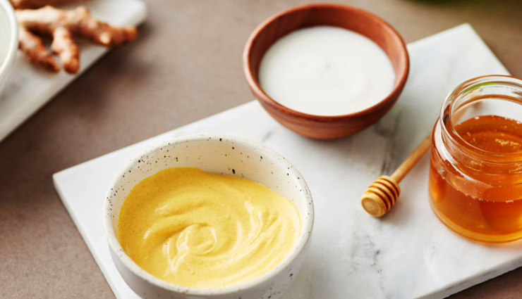 Get Natural Clear With These DIY 5 Honey Face Mask