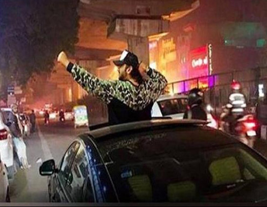 VIRAL VIDEO: स्ट्रीट सिंगर के साथ हनी सिंह ने मनाया NEW YEAR, देखे विडियो