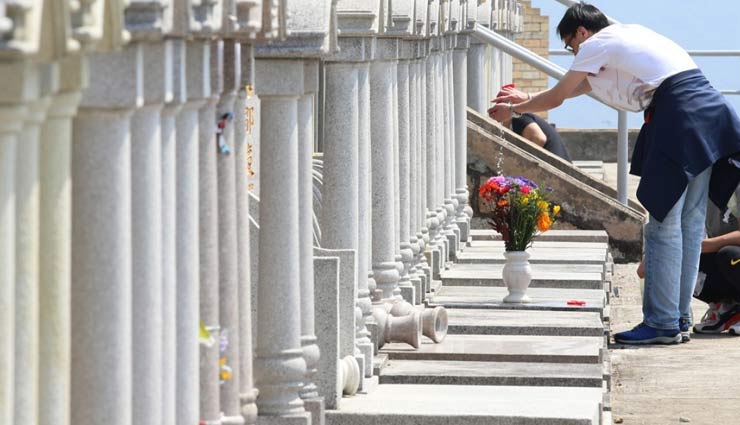 यहां मौत होने के बाद भी खर्च करने पड़ते हैं करोड़ों रूपये, शव दफनाने को जमीन मिलना भी मुश्किल 