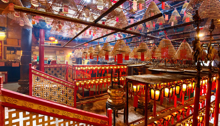 hong kong,tourist attraction in hong kong,places to visit in hong kong,hong kong disneyland,ocean park,temple street night market,victoria peak,man mo temple,lan kwai fong,star ferry