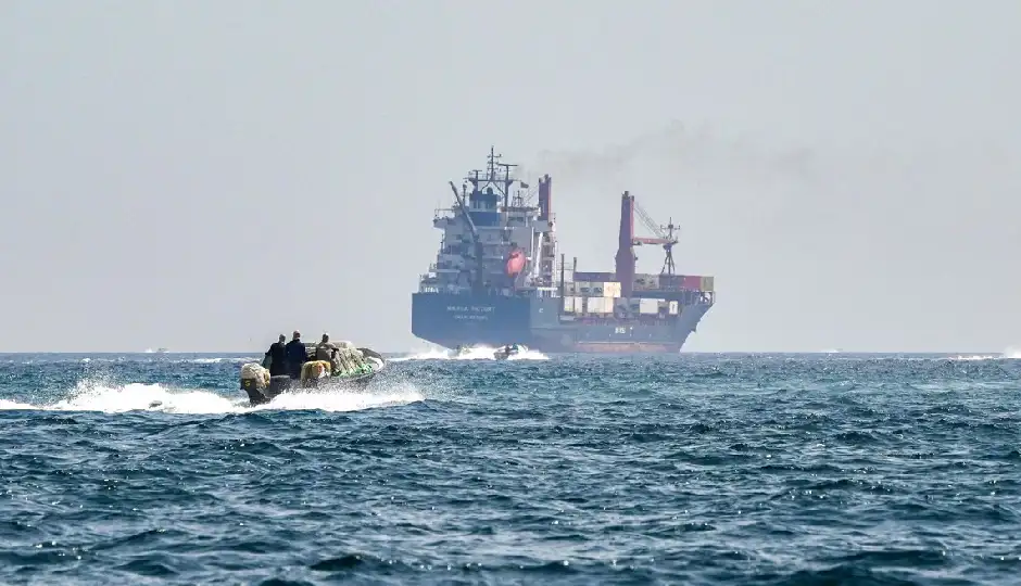 होर्मुज स्ट्रेट में फिर गूंजी गोलियों की आवाज, तीन जहाज को बनाया निशाना; जानें कितना हुआ नुकसान