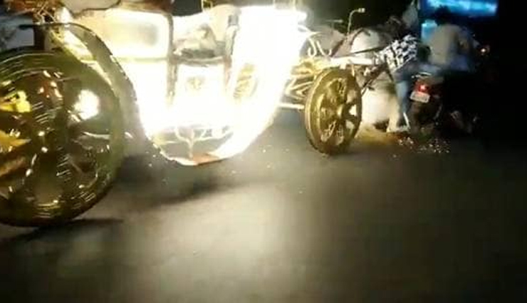horse,motorbike,video viral,weird news in hindi ,अजब गजब खबरे हिंदी में