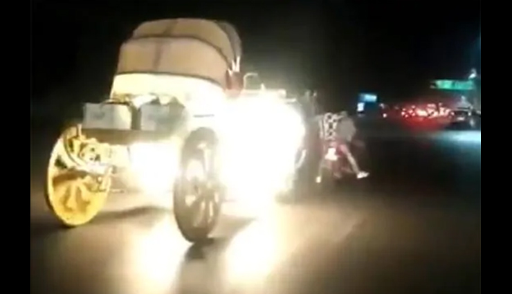 जब बेकाबू होकर सड़क पर  दौड़ने लगे घोड़े, बाइक सवार हुआ घायल, वीडियो वायरल