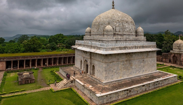 10 amazing places to explore in mandu,tourist attractions in mandu,historical monuments in mandu,jahaz mahal mandu,hathi mahal mandu,rani roopmati’s pavilion mandu,baz bahadur’s palace mandu,hindola mahal mandu,bagh caves mandu,hoshang shah’s tomb mandu,jami masjid mandu,munja talao mandu,rewa kund mandu,best places to visit in mandu,mandu tourist guide,things to do in mandu