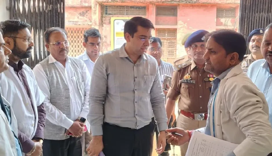 ट्रॉमा सेंटर में अचानक पहुंचे डीएम अतुल वत्स, सफाई व्यवस्था देख हुए नाराज़ — अधिकारियों को दिए कड़े निर्देश