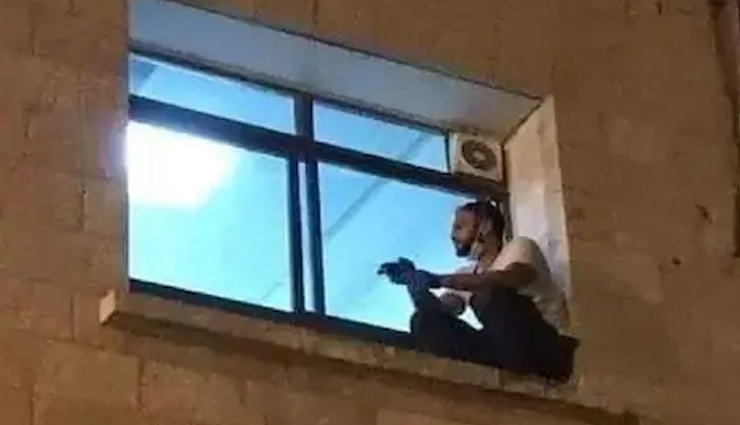 सामने आई दिल दुखाने वाली तस्वीर, आखिरी सांसें ले रही मां की एक झलक पाने के लिए अस्पताल की खिड़की पर चढ़ गया शख्स