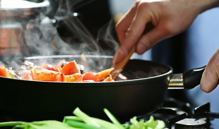 ना करें इन चीजों को दोबारा गर्म कर खाने की गलती, सेहत के साथ होगा खिलवाड़ 