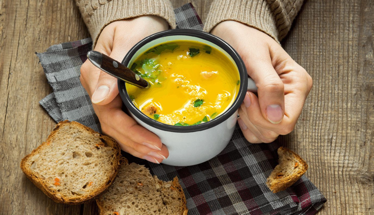 पसंद नहीं आया सूप तो लड़की ने मैनेजर के मुंह पर उड़ेल दिया पूरा गिलास, वायरल हो रहा वीडियो