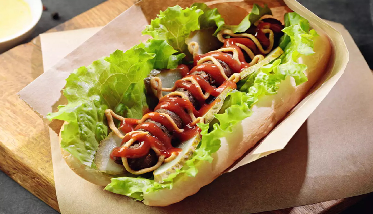 हॉट डॉग खाने का कॉम्पिटिशन बना जान की आफत, जानें हैरान कर देने वाला यह मामला 