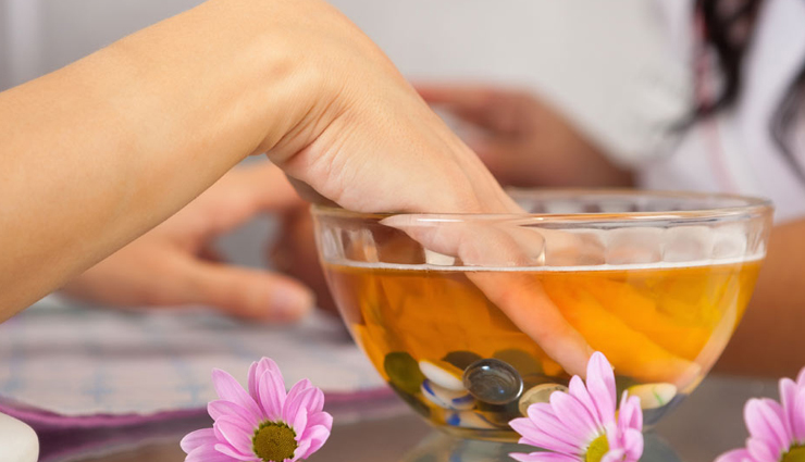 10 Amazing Beauty Benefits of Hot Oil Manicure