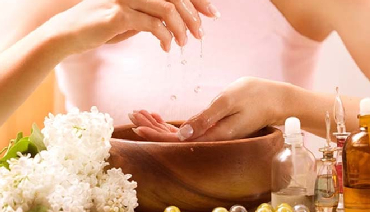 DIY Hot Oil Manicure To Give New Life To Your Nails