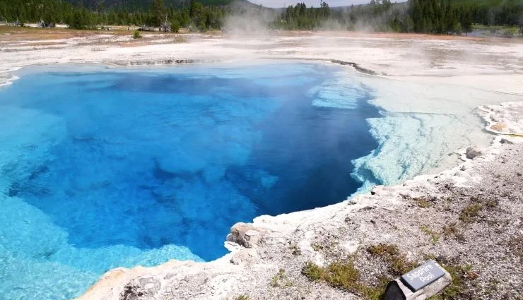 hot springs to visit in the world,hot springs,grand prismatic spring,usa,sapphire pool,cistern spring,crested pool,doublet pool,champagne pool,new zealand