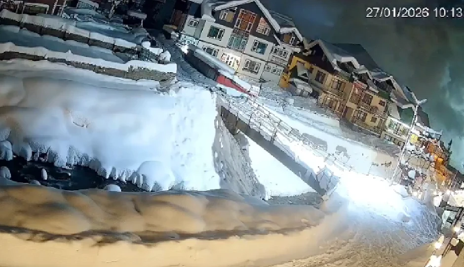 जम्मू-कश्मीर: सोनमर्ग में कुदरत का कहर, आधी रात को आया बर्फ का तूफान; कई होटल क्षतिग्रस्त, कैमरे में कैद हुआ खौफनाक दृश्य