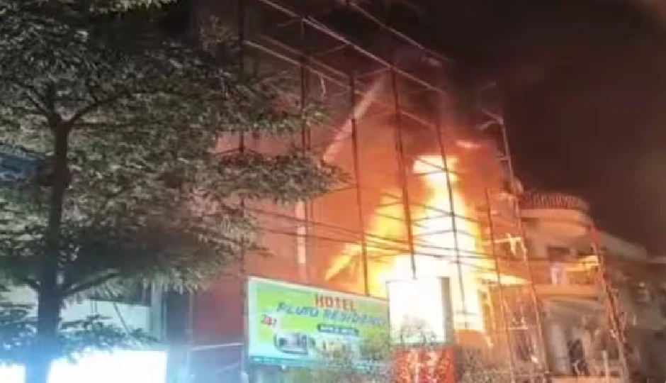 गाजियाबाद के होटल में देर रात लगी भीषण आग, दमकल कर्मियों ने 15 लोगों को सुरक्षित निकाला